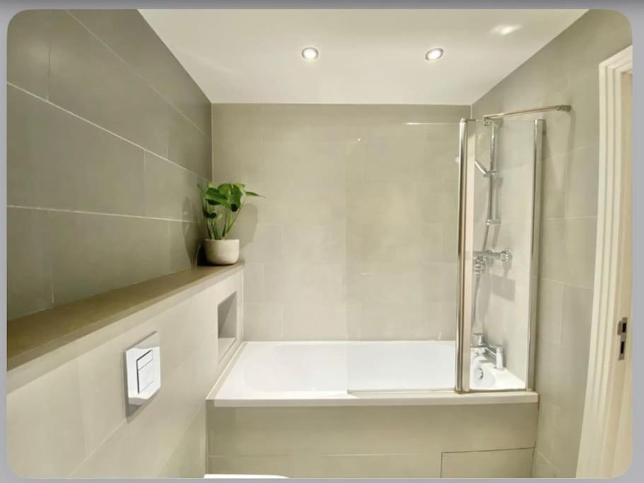 Luxury 4-Bed Apartment With Balcony & Garden, Near Emirates Stadium, 15 Mins To Central London Exterior photo