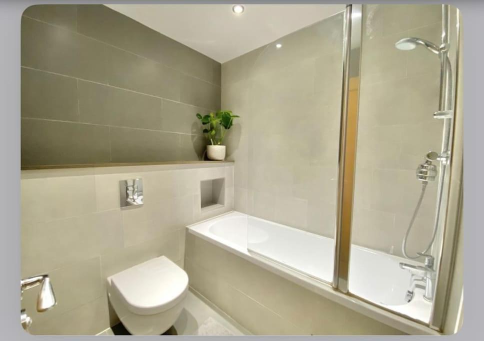 Luxury 4-Bed Apartment With Balcony & Garden, Near Emirates Stadium, 15 Mins To Central London Exterior photo